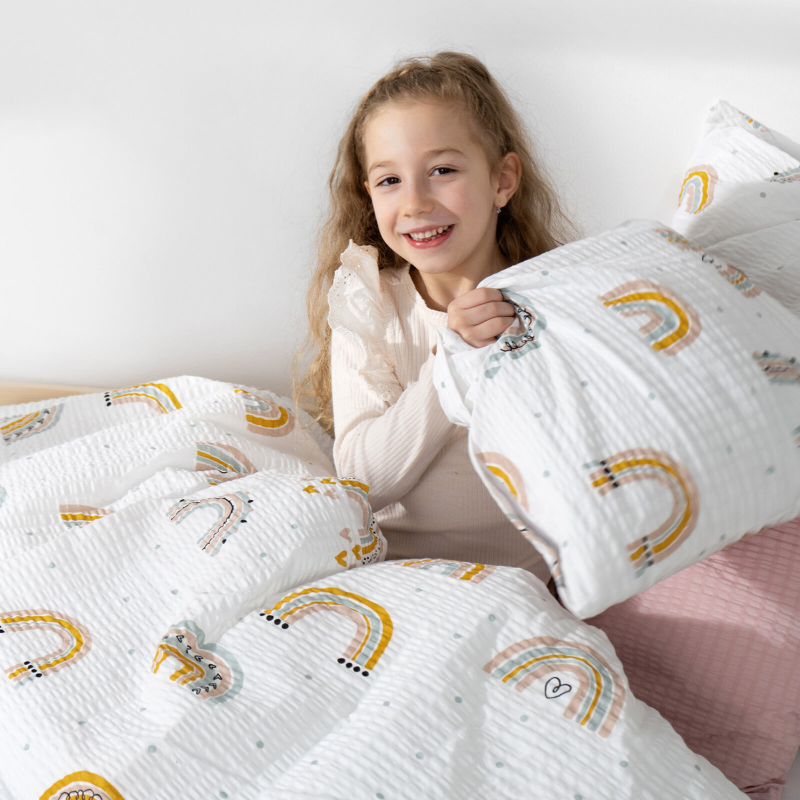 Kinder - Seersucker Bettwäsche Duo - gemalte Regenbögen mit Puderrosa