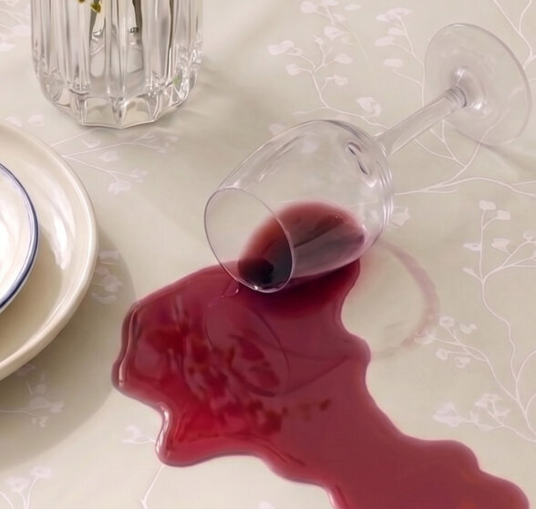 Wie entfernt man Wein-, Kaffee- oder Wachsflecken aus der Tischdecke?