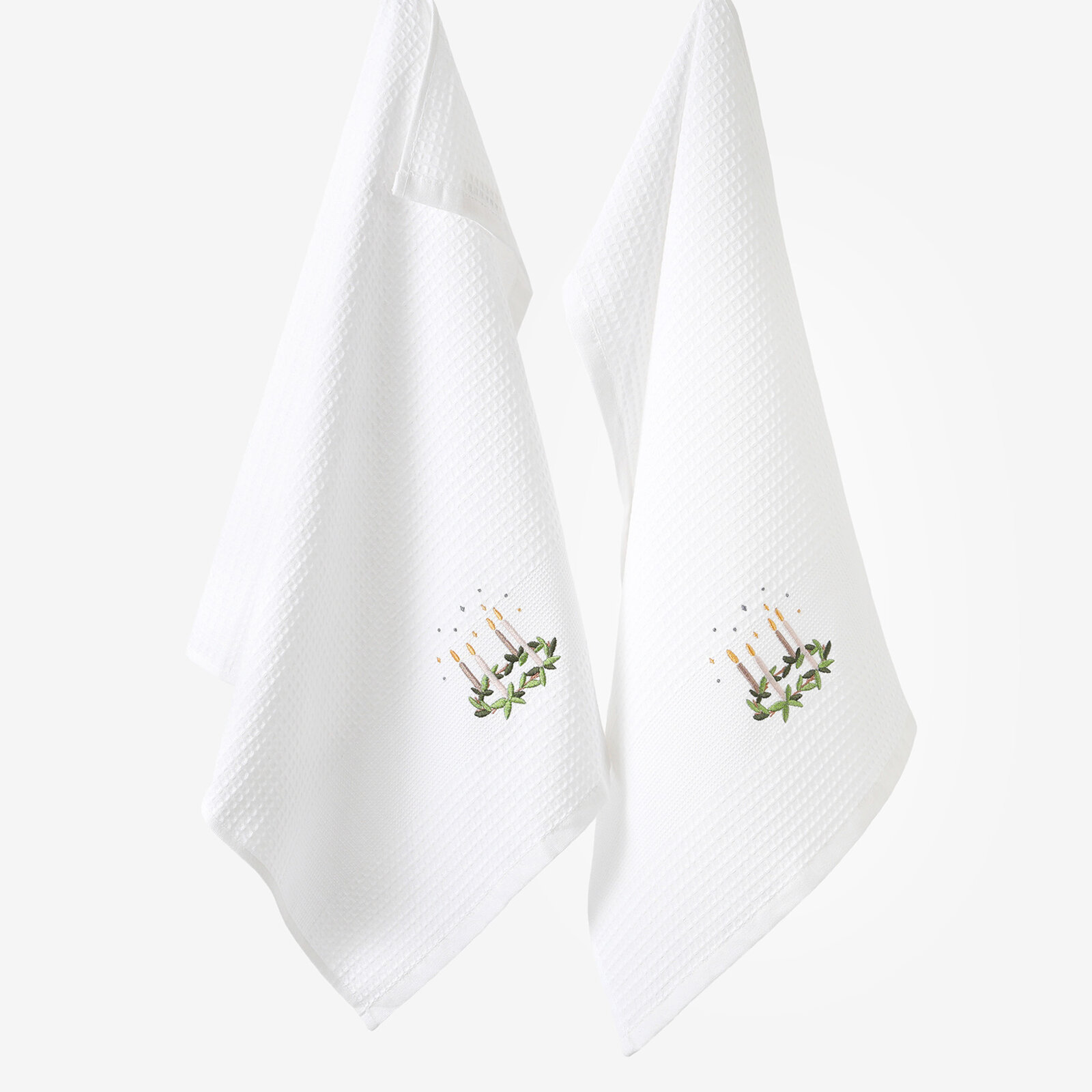 Waffel-Geschirrtuch mit Weihnachtsstickerei - Adventskranz auf Weiß