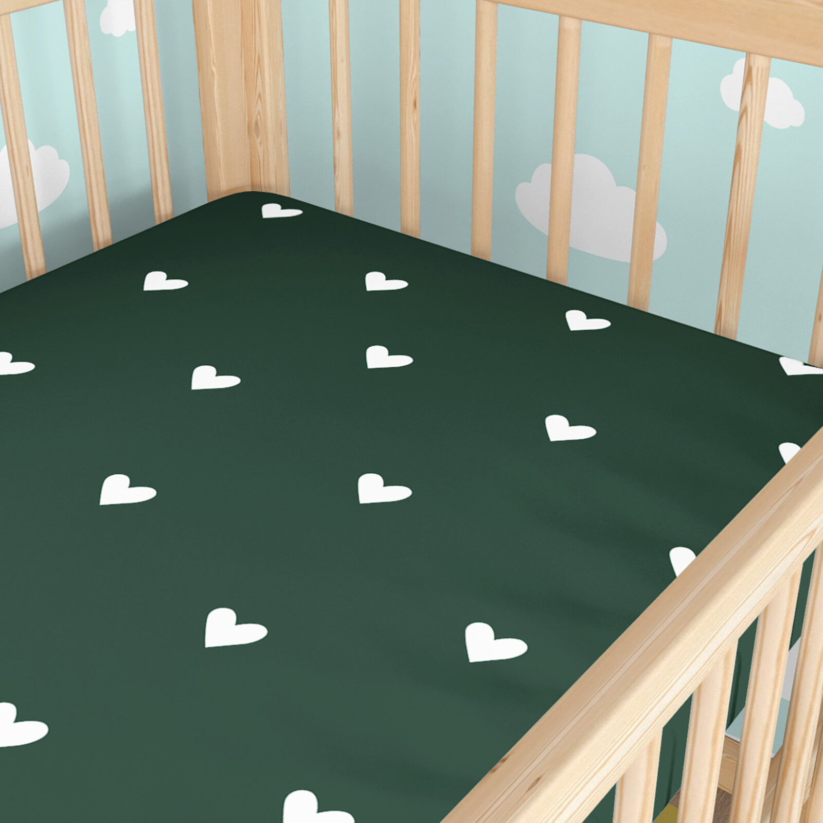 Weihnachtliches Spannbetttuch aus Baumwolle für Babybetten - Herzchen auf Dunkelgrün