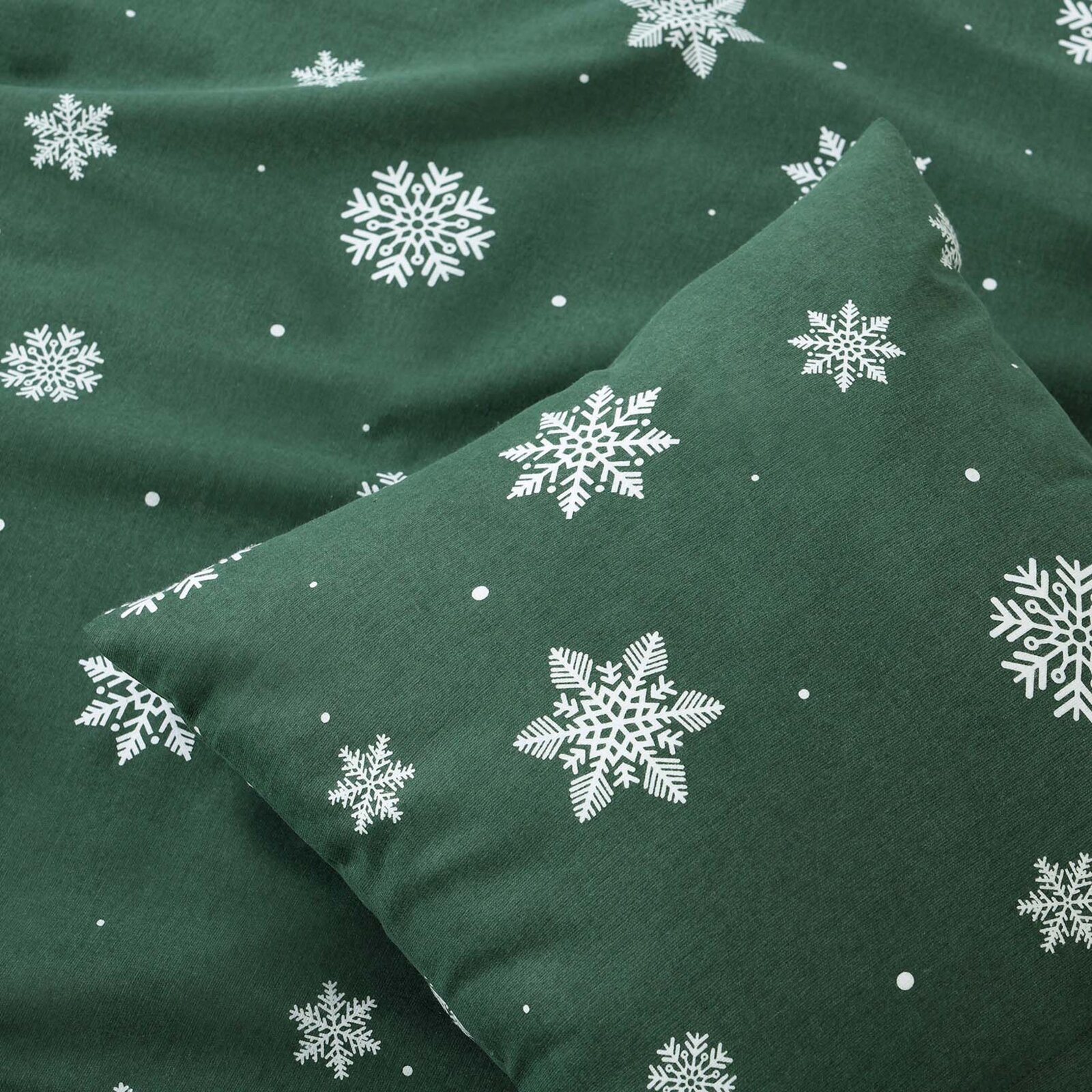 Weihnachtlicher Kissenbezug aus Flanell - Schneeflocken auf Grün