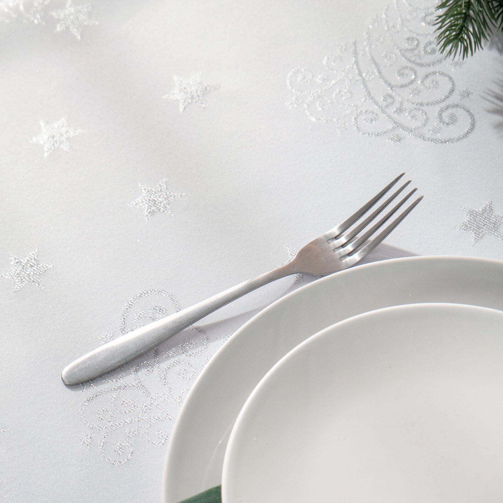 Weihnachtliche eckige Teflon-Tischdecke - Silberne Tannenbäume und Sterne