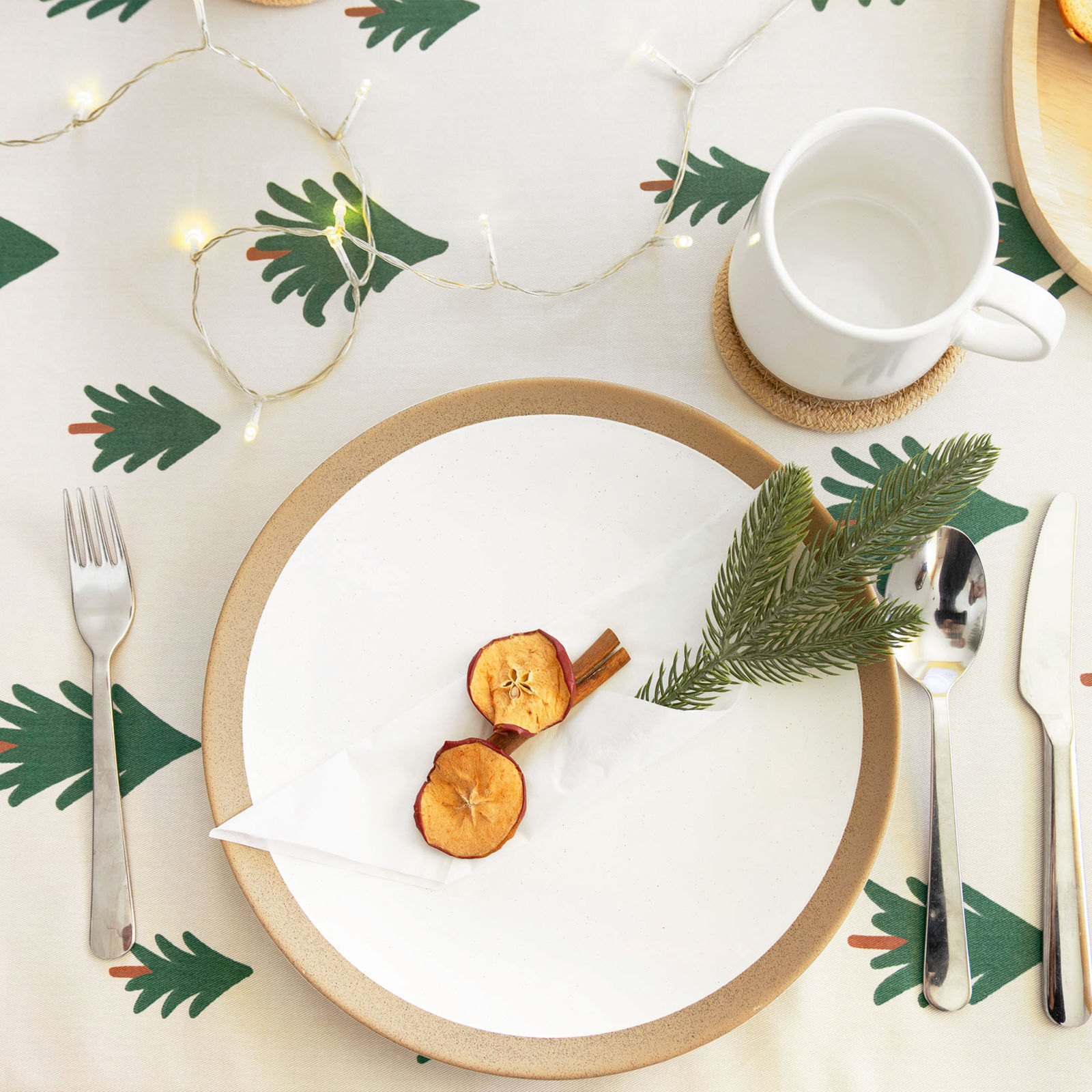 Weihnachtliche eckige Tischdecke 100% Baumwollköper - Bäumchen auf natur