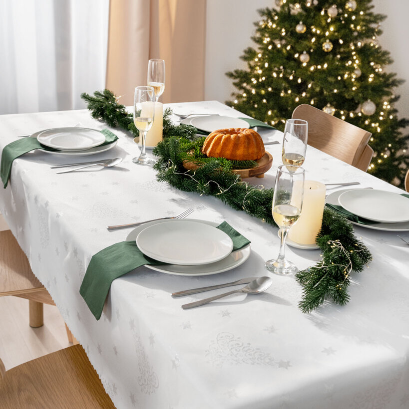 Weihnachtliche eckige Teflon-Tischdecke - Silberne Tannenbäume und Sterne