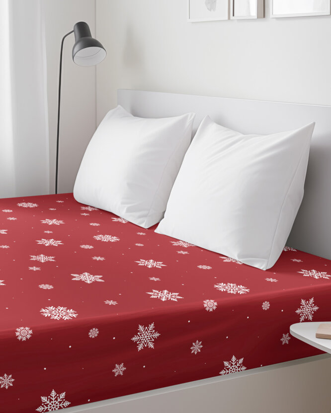 Weihnachtliches Spannbettlaken aus Baumwolle - Schneeflocken auf Rot