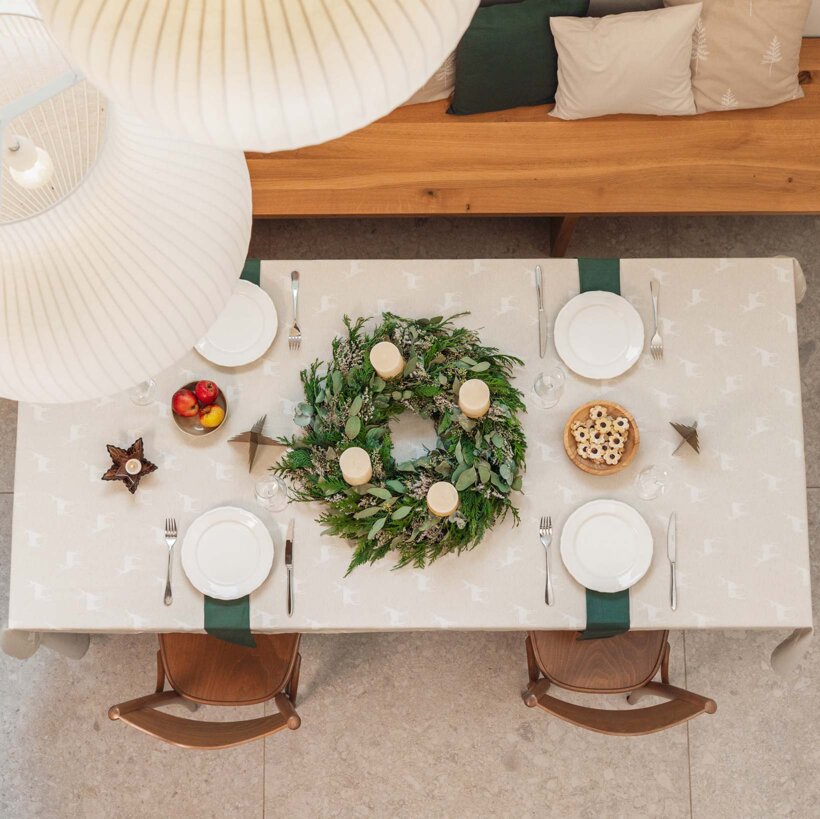 Weihnachtliche eckige Tischdecke Natura - Hirsche auf natürlichem