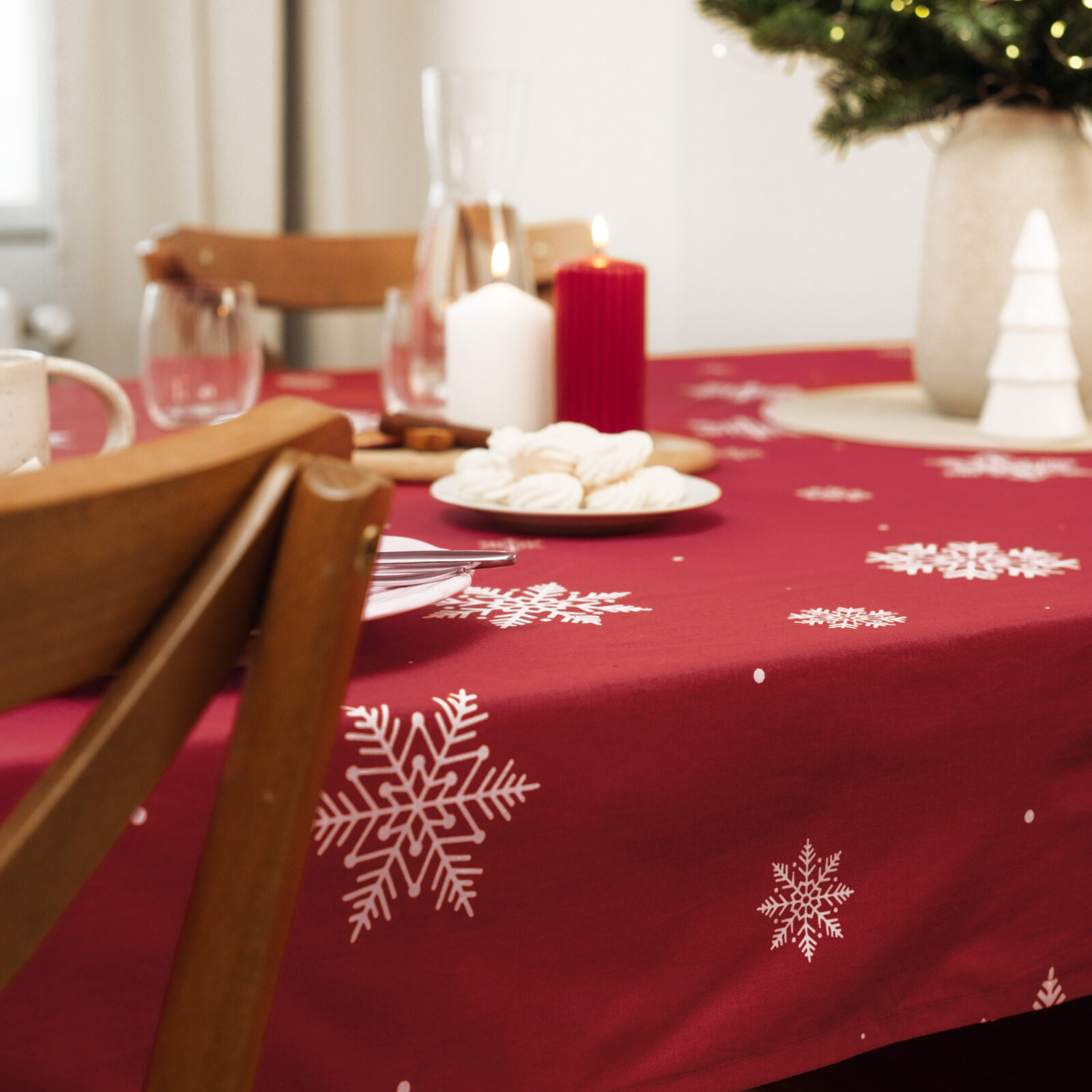 Eckige weihnachtliche Tischdecke 100% Baumwolle - Schneeflocken auf Rot