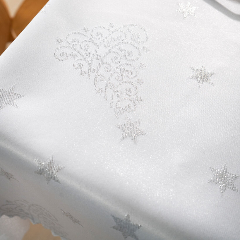 Weihnachtliche eckige Teflon-Tischdecke - Silberne Tannenbäume und Sterne