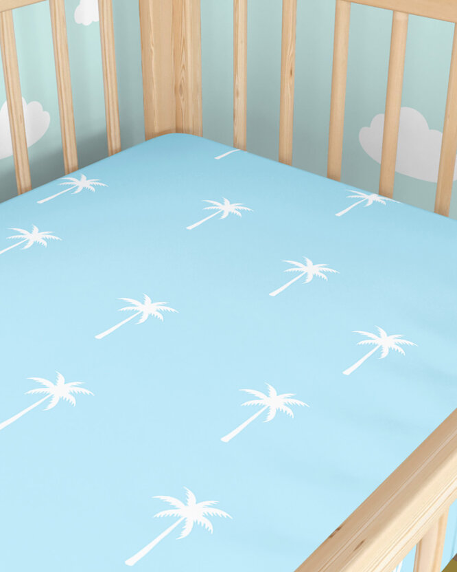 Spannbetttuch aus Baumwolle für Babybetten - Palmen auf pastellblau