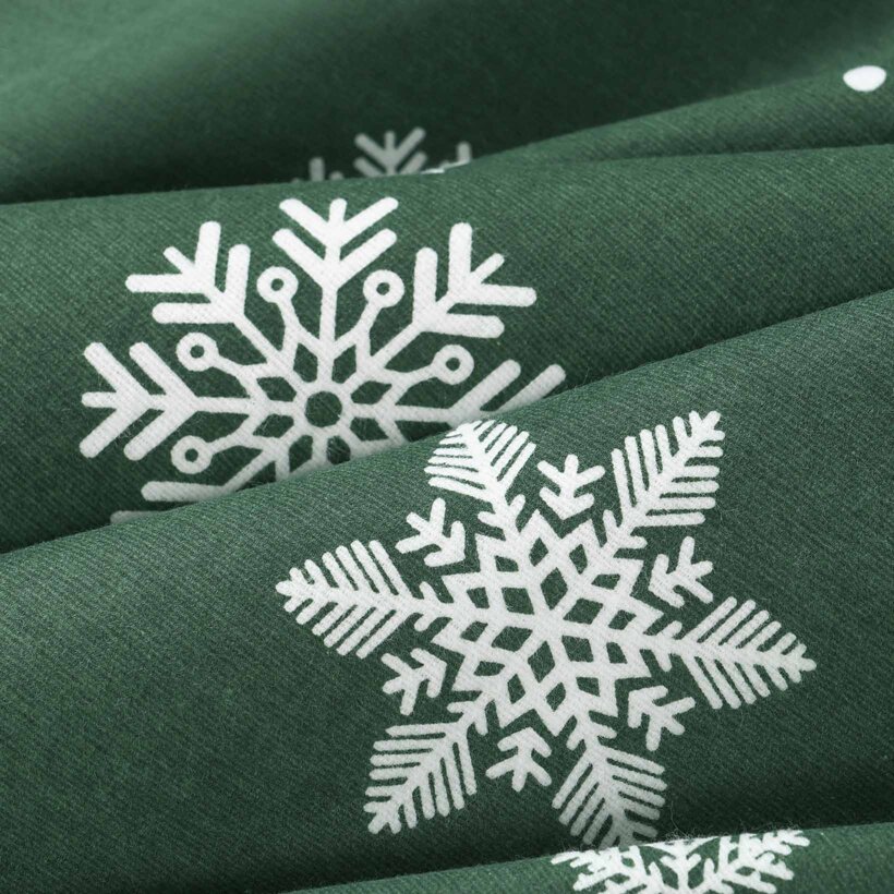 Weihnachtlicher Flanellstoff - Schneeflocken auf Grün