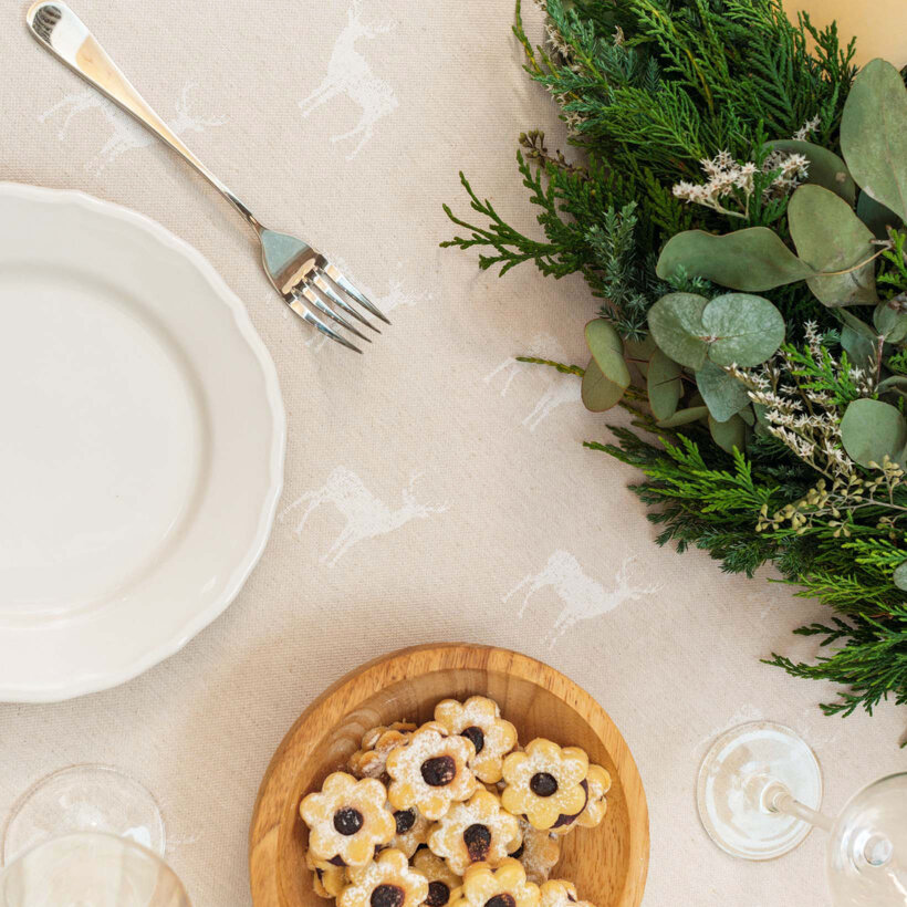 Weihnachtliche eckige Tischdecke Natura - Hirsche auf natürlichem