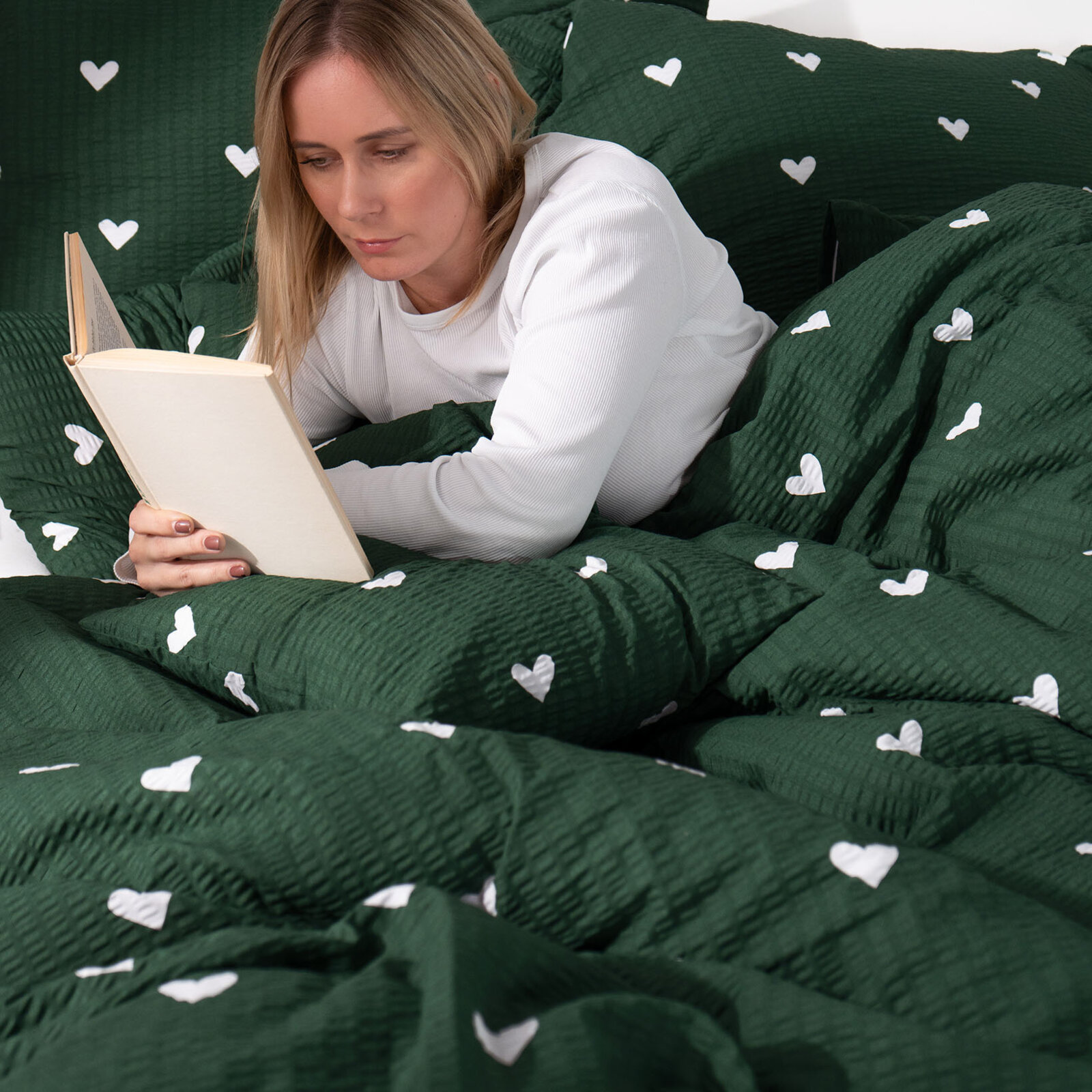 Weihnachtlich Seersucker Bettwäsche - Herzchen auf Dunkelgrün