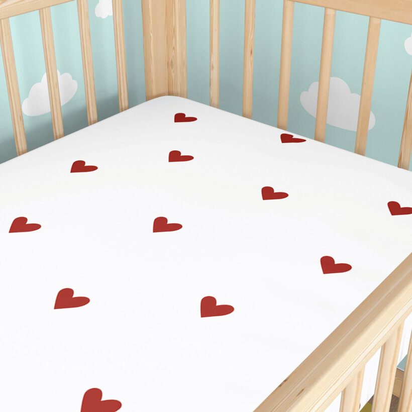 Spannbetttuch aus Baumwolle für Babybetten - Rote Herzchen auf Weiß