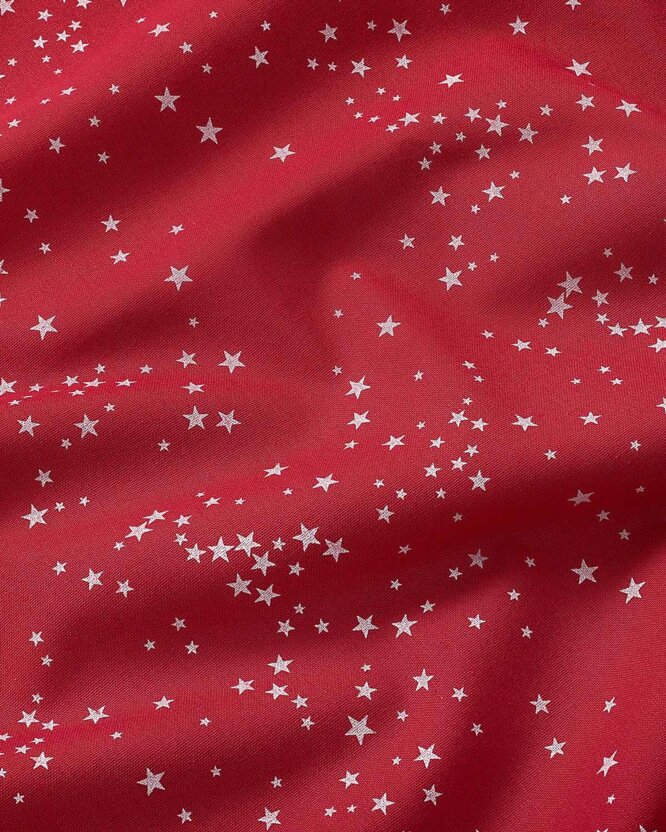 Ovale Weihnachts-Tischdecke Valencia – Sterne auf rotem Hintergrund