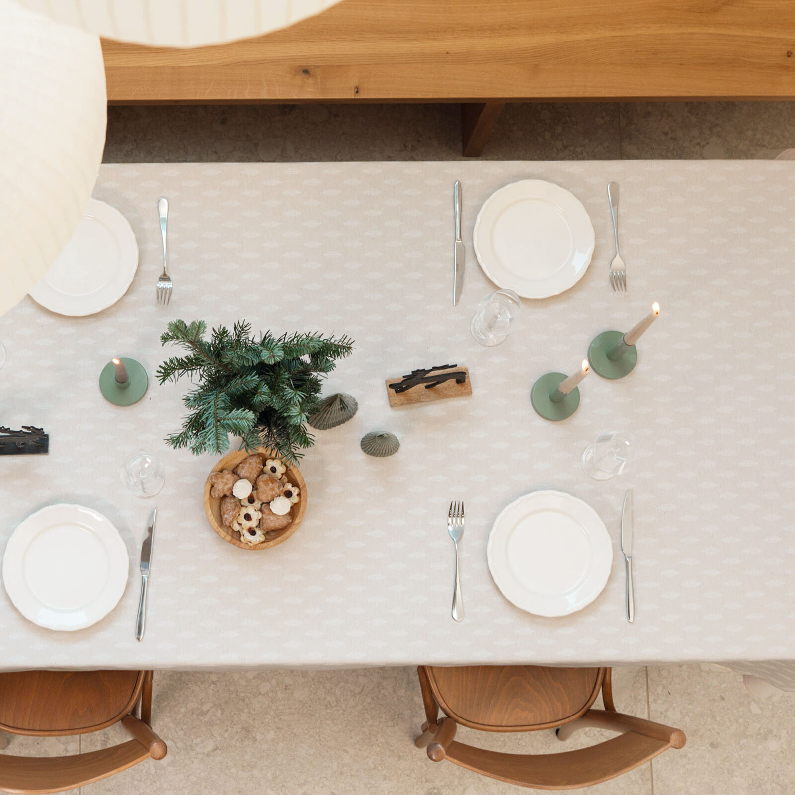 Weihnachtliche eckige Tischdecke Natura - Ästchen auf natürlicher