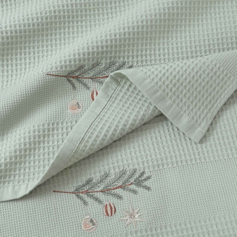 Waffel-Geschirrtuch mit Weihnachtsstickerei - Kugeln am Zweig auf Salbeigrün