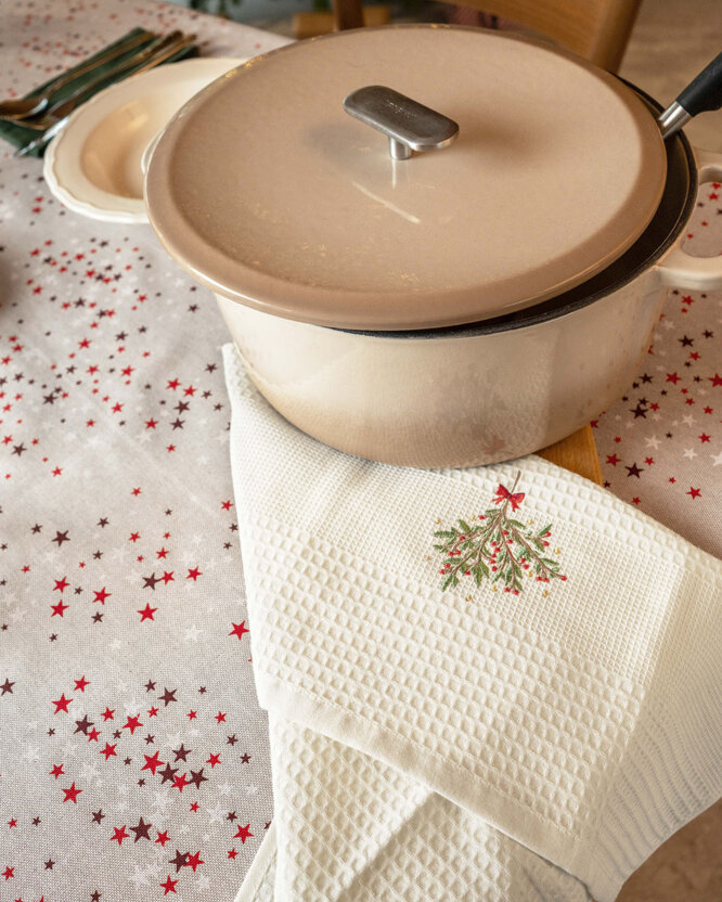 Waffel-Geschirrtuch mit Weihnachtsstickerei - Mistel auf cremefarbenem Grund