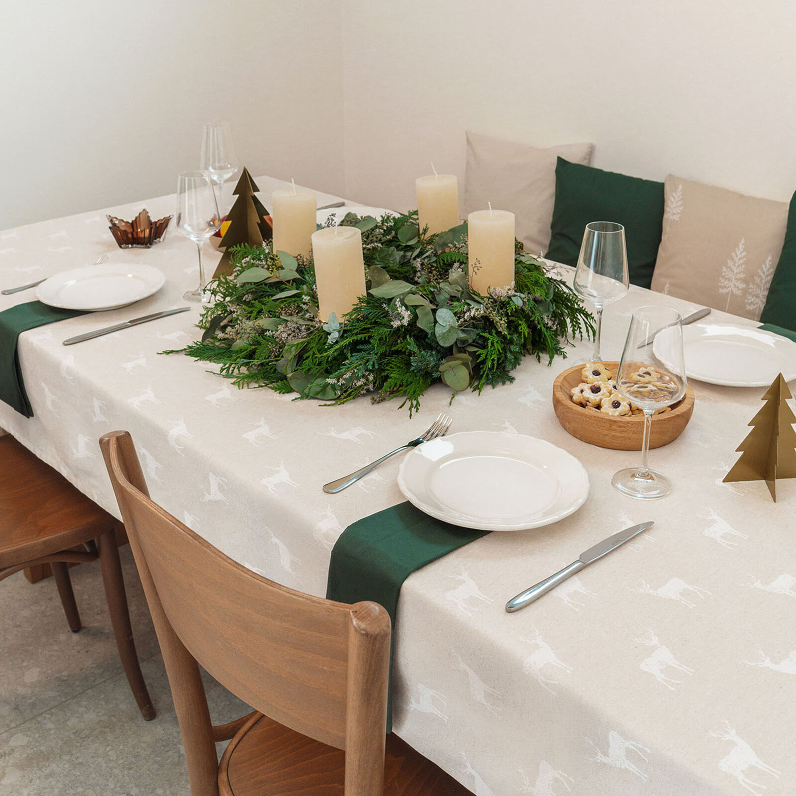 Weihnachtliche eckige Tischdecke Natura - Hirsche auf natürlichem