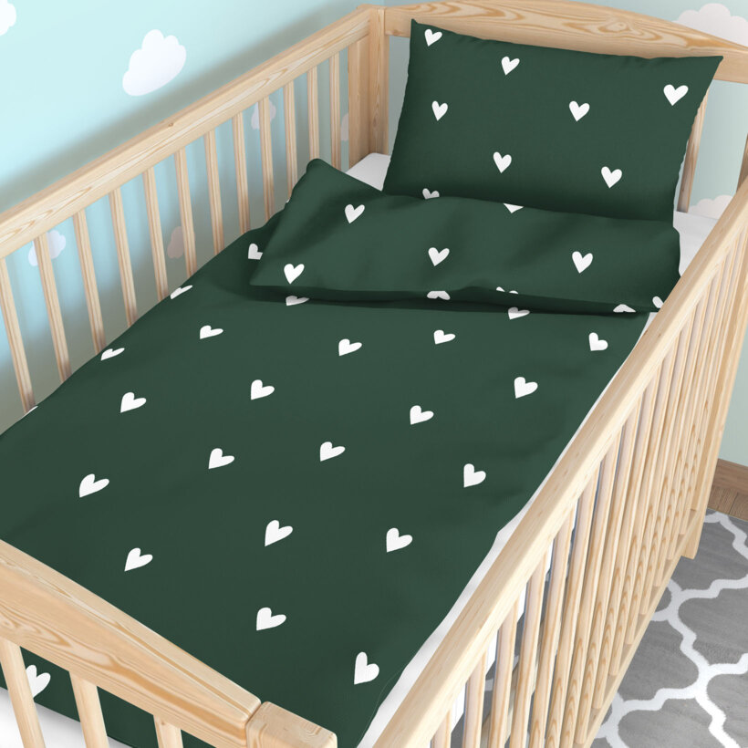 Weihnachtliche Bettwäsche für Babybetten aus Baumwolle - Herzchen auf Dunkelgrün