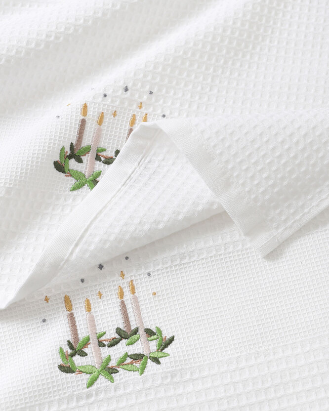 Waffel-Geschirrtuch mit Weihnachtsstickerei - Adventskranz auf Weiß