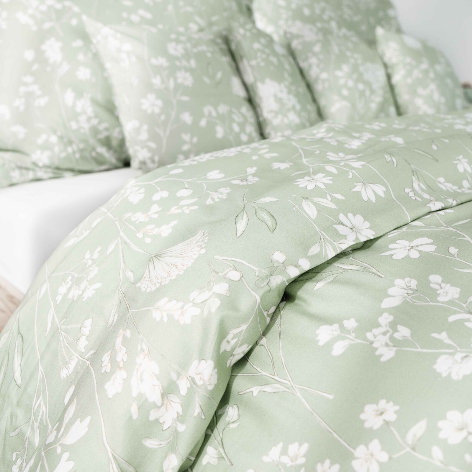 Bettwäsche aus Mako-Satin - Wiesenblumen auf Salbeigrün