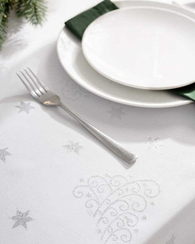 Weihnachtliche eckige Teflon-Tischdecke - Silberne Tannenbäume und Sterne