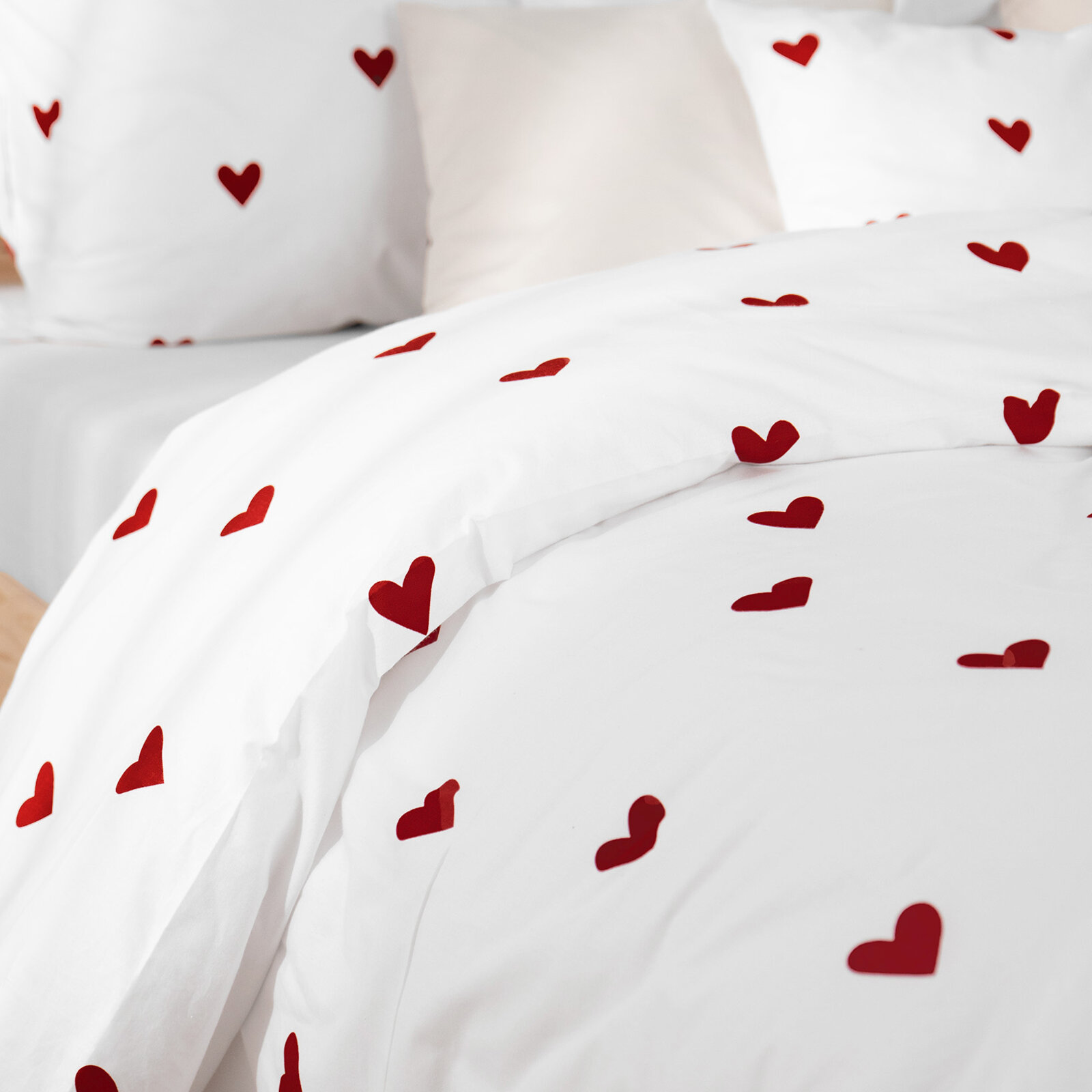Bettwäsche aus Baumwolle - Rote Herzchen auf Weiß