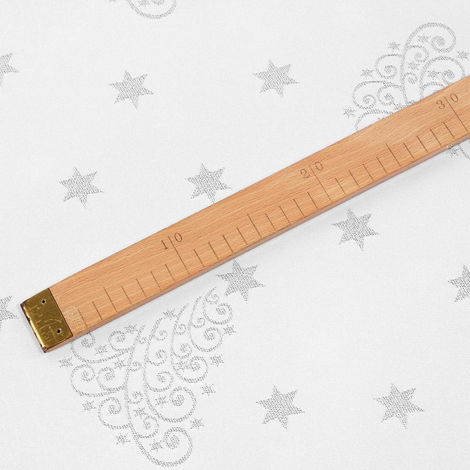 Weihnachtlicher Teflonstoff für Tischdecken – Silberne Tannenbäume und Sterne