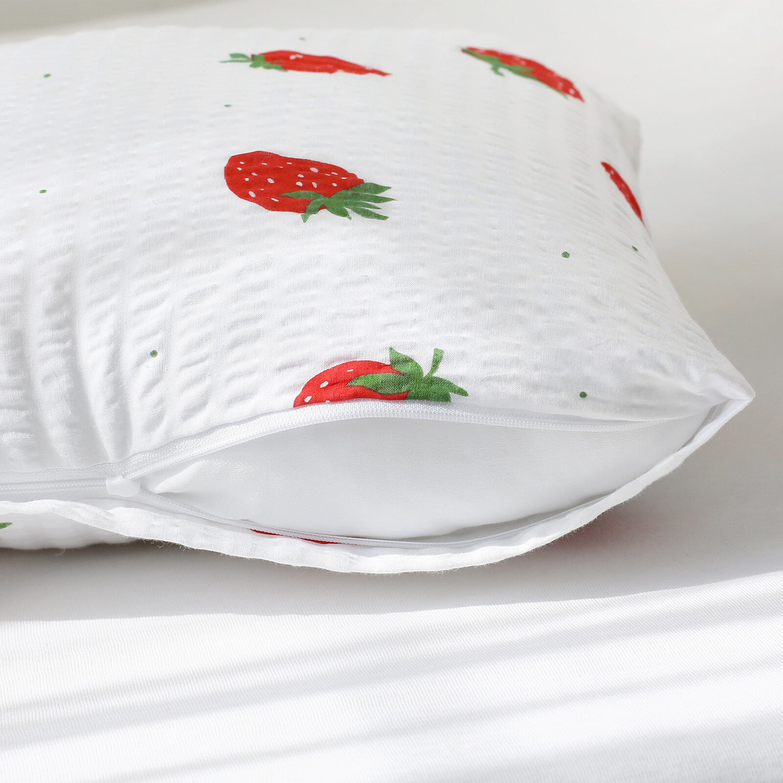 Seersucker-Kissenbezug - frische Erdbeeren