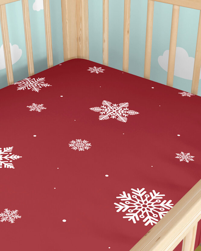 Weihnachtliches Spannbetttuch aus Baumwolle für Babybetten - Schneeflocken auf Rot
