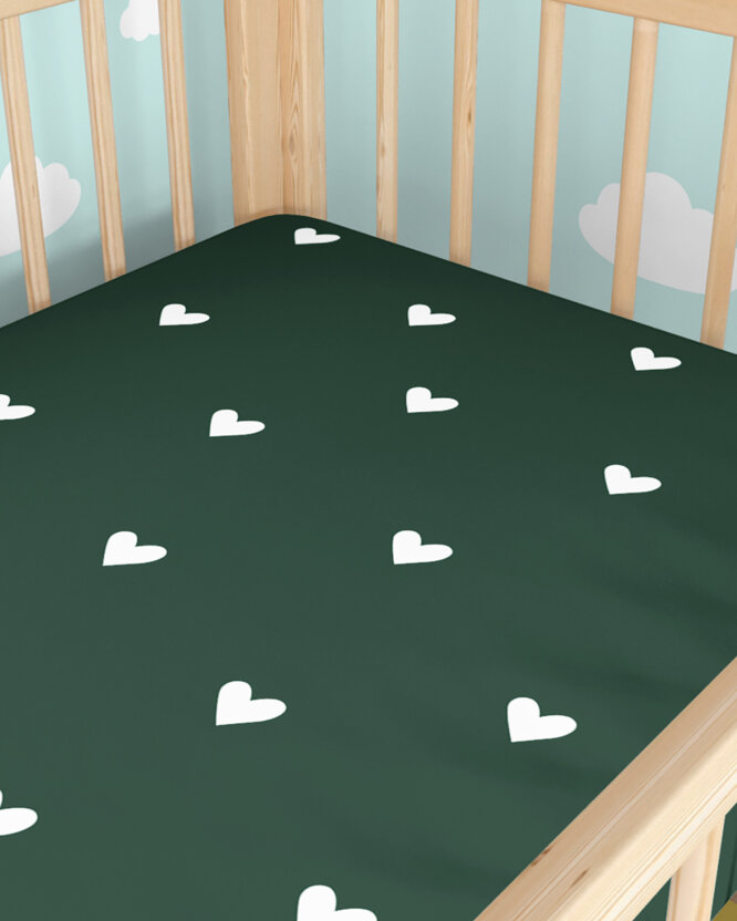 Weihnachtliches Spannbetttuch aus Baumwolle für Babybetten - Herzchen auf Dunkelgrün
