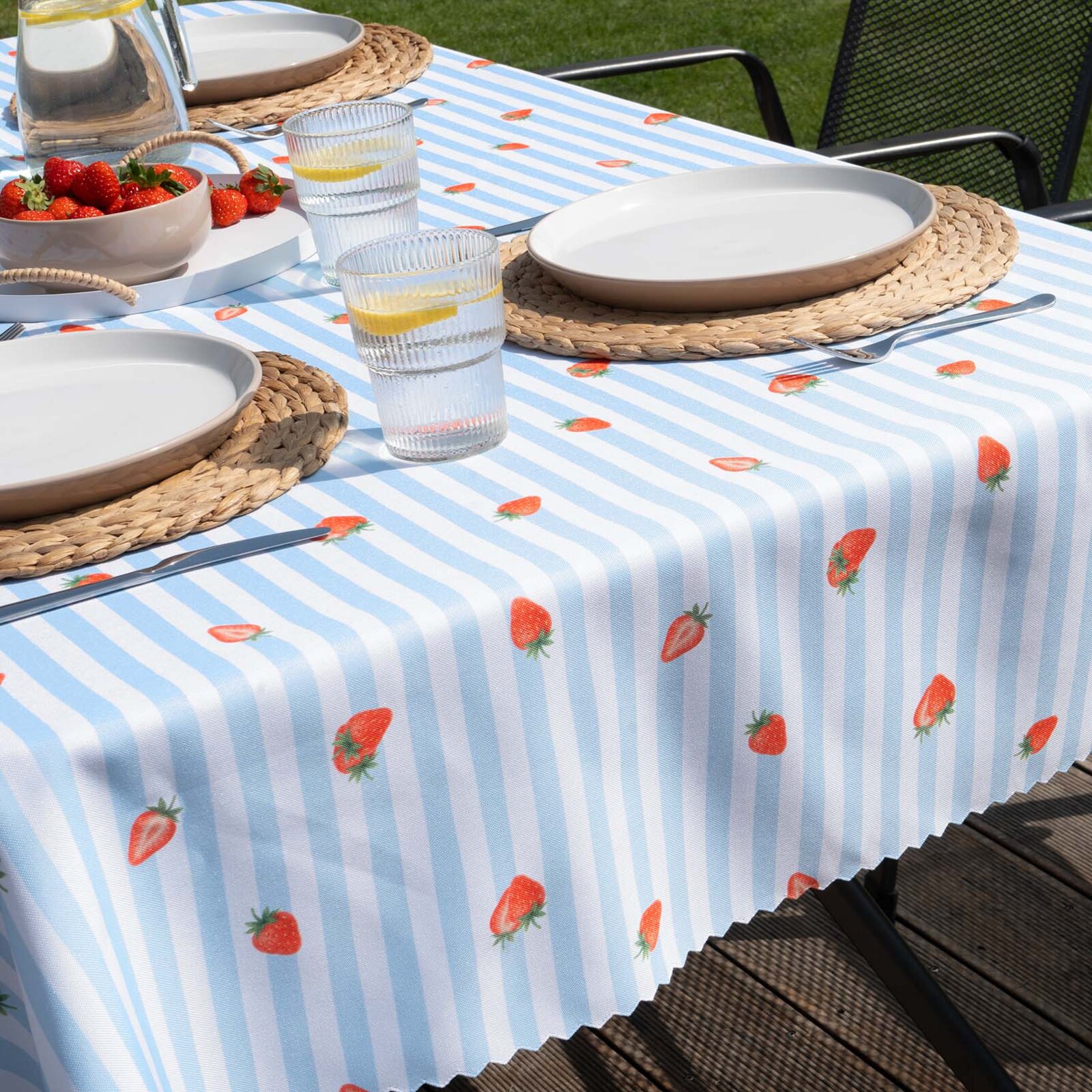 Eckige Tischdecke Teflon - blaue Streifen mit Erdebeeren