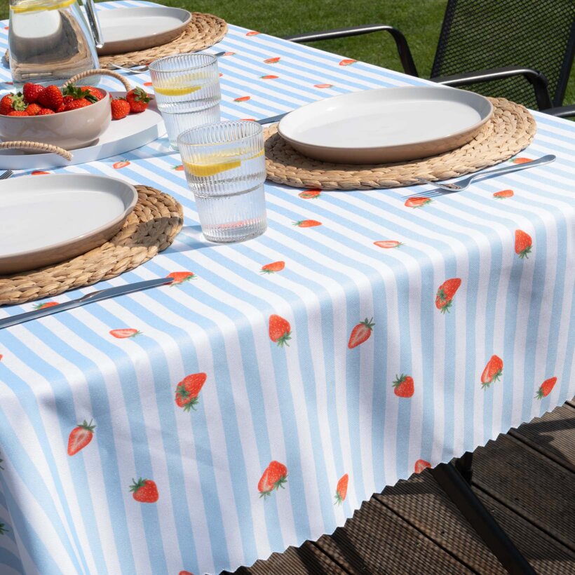 Eckige Tischdecke Teflon - blaue Streifen mit Erdebeeren