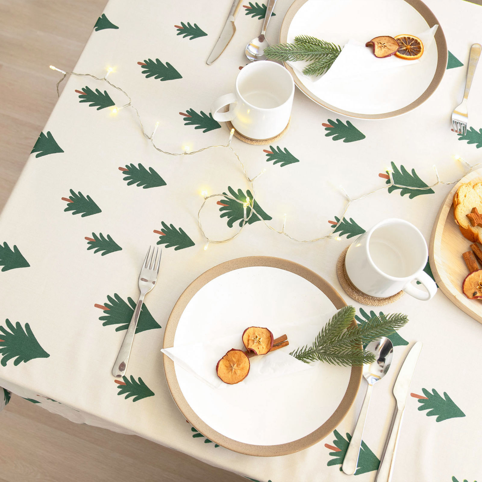 Weihnachtliche eckige Tischdecke 100% Baumwollköper - Bäumchen auf natur