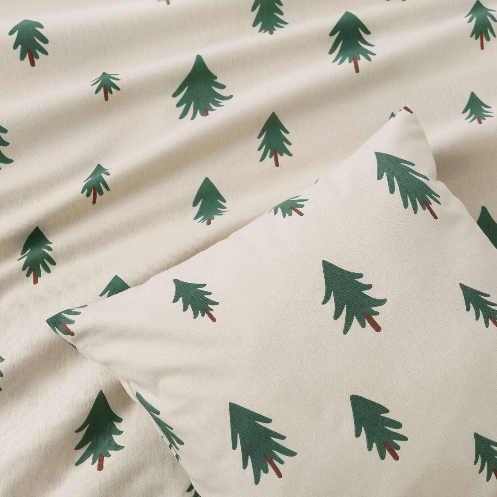Weihnachtlicher Kissenbezug aus Flanell - Bäumchen auf natur