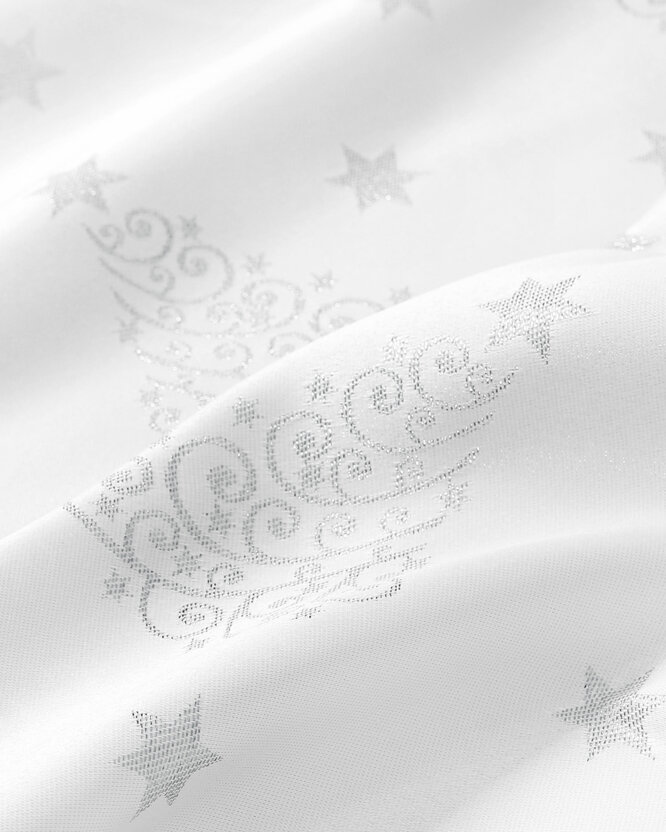 Weihnachtlicher Teflonstoff für Tischdecken – Silberne Tannenbäume und Sterne