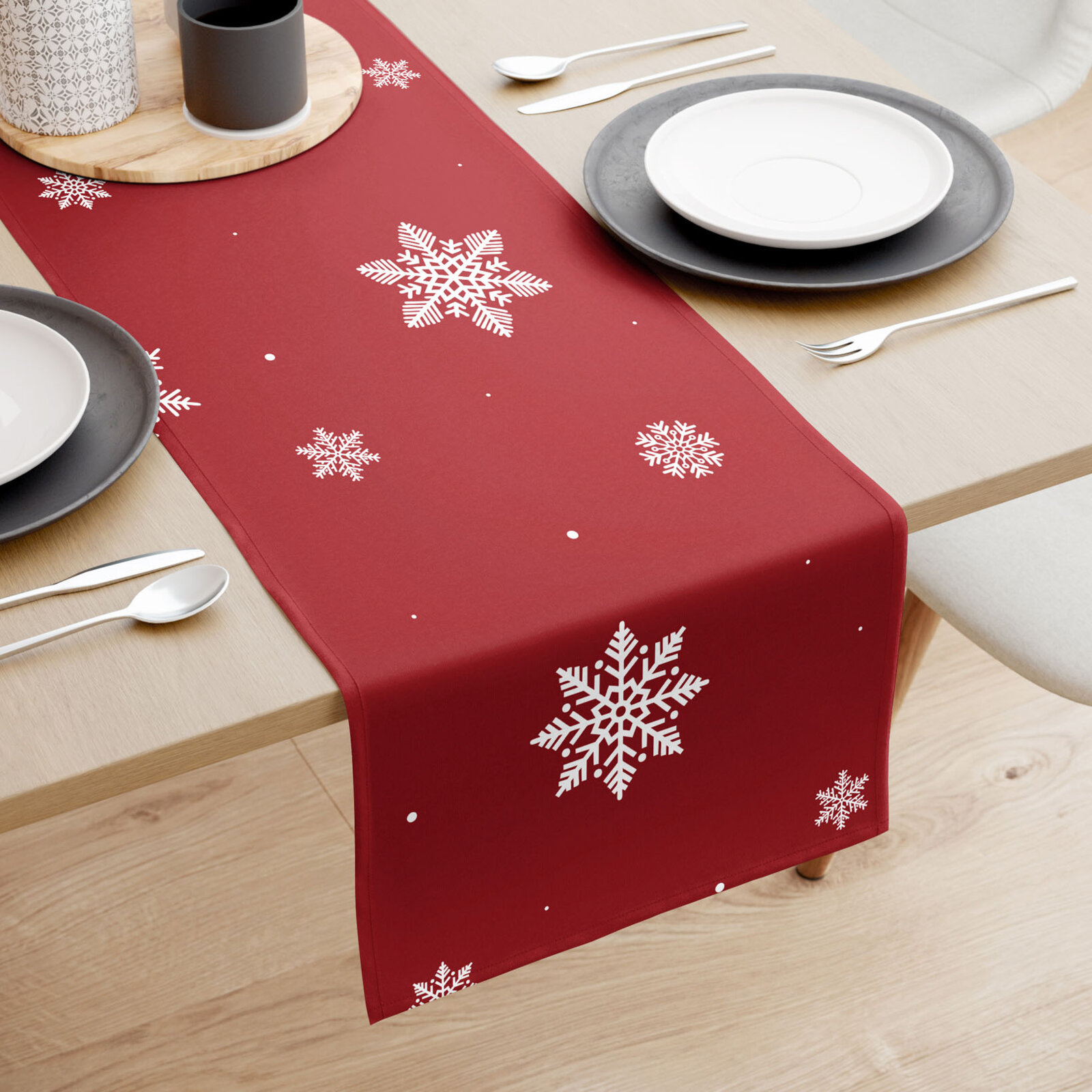 Weihnachtlicher Tischläufer aus 100% Baumwolle - Schneeflocken auf Rot