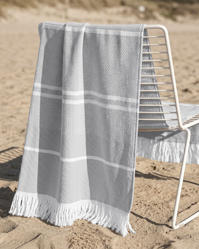 Leichtes Strandtuch – Grau mit weißen Streifen