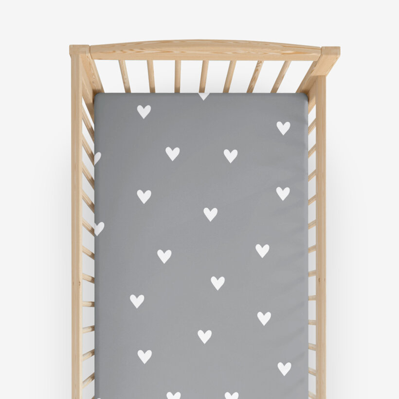 Spannbetttuch aus Baumwolle für Babybetten - Herzchen auf Grau