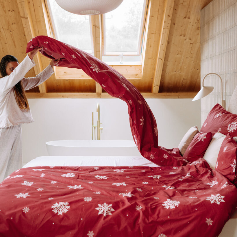 Weihnachtlich Bettwäsche aus Baumwolle - Schneeflocken auf Rot