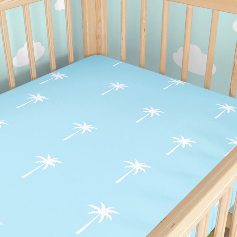 Spannbetttuch aus Baumwolle für Babybetten - Palmen auf pastellblau