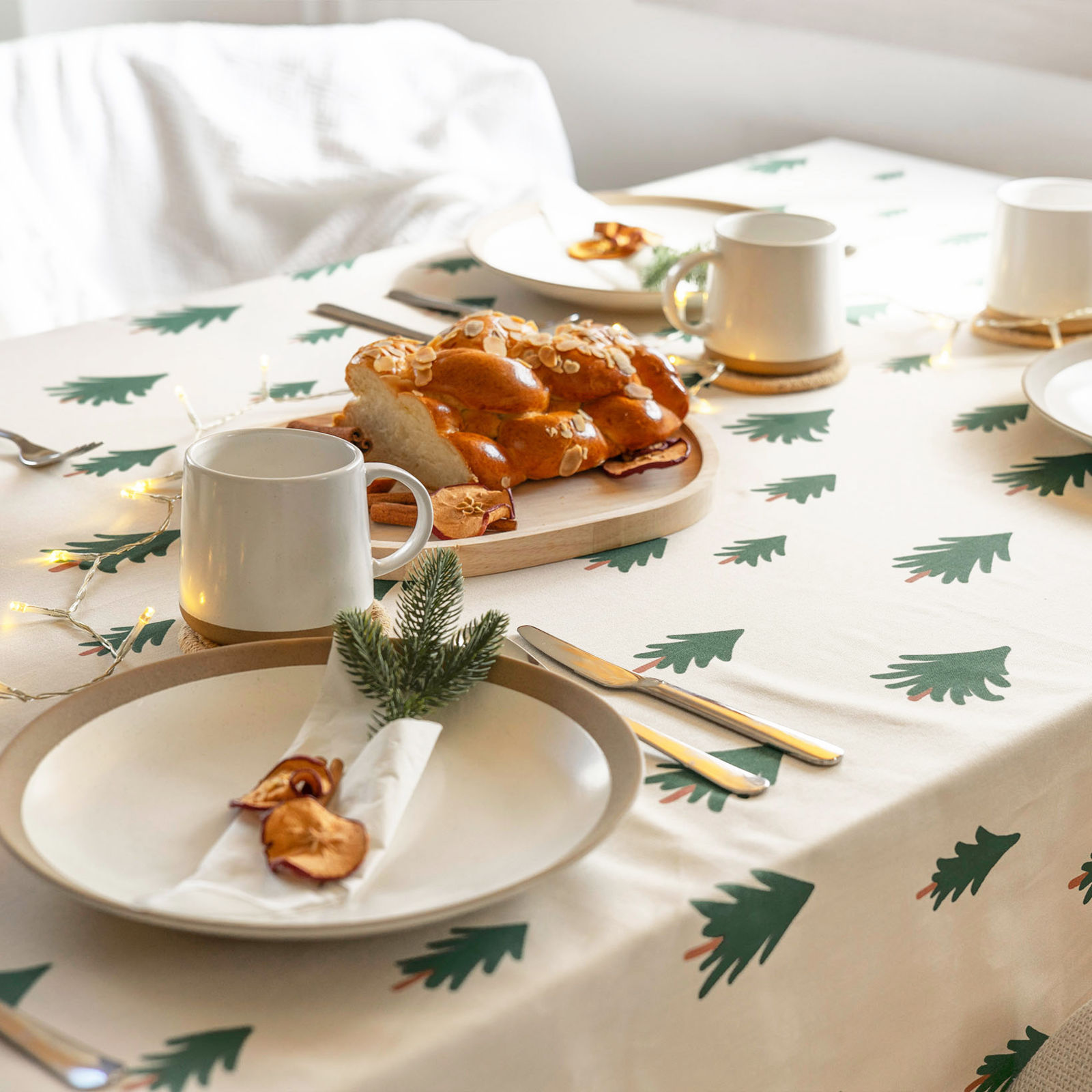 Weihnachtliche eckige Tischdecke 100% Baumwollköper - Bäumchen auf natur