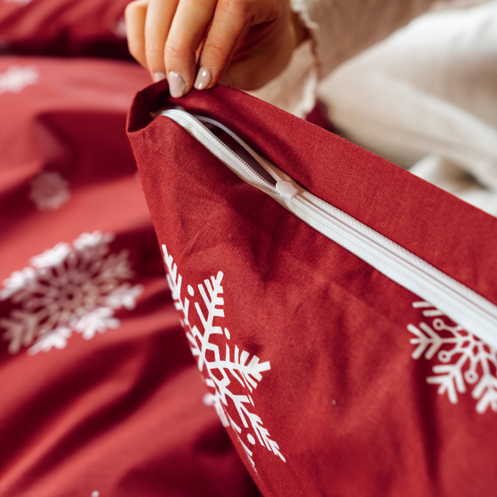Weihnachtlich Bettwäsche aus Baumwolle - Schneeflocken auf Rot