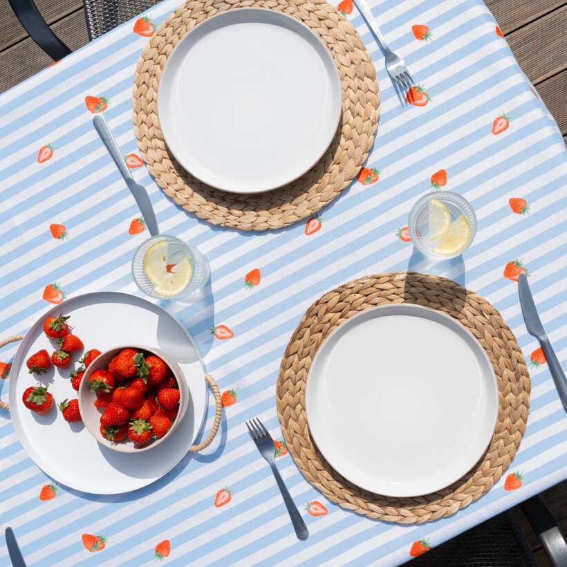 Eckige Tischdecke Teflon - blaue Streifen mit Erdebeeren