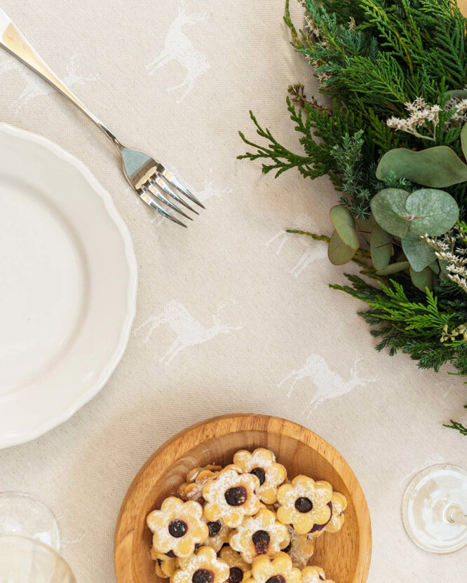 Weihnachtliche eckige Tischdecke Natura - Hirsche auf natürlichem