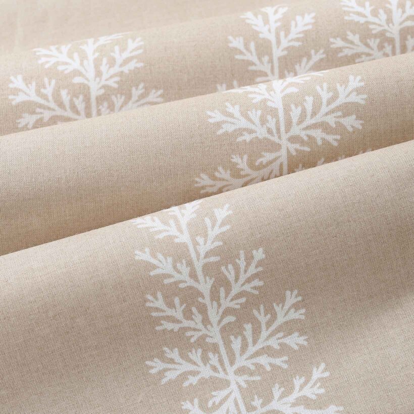 Weihnachtliches Spannbetttuch aus Baumwolle für Babybetten - Nordische Tannenbäume