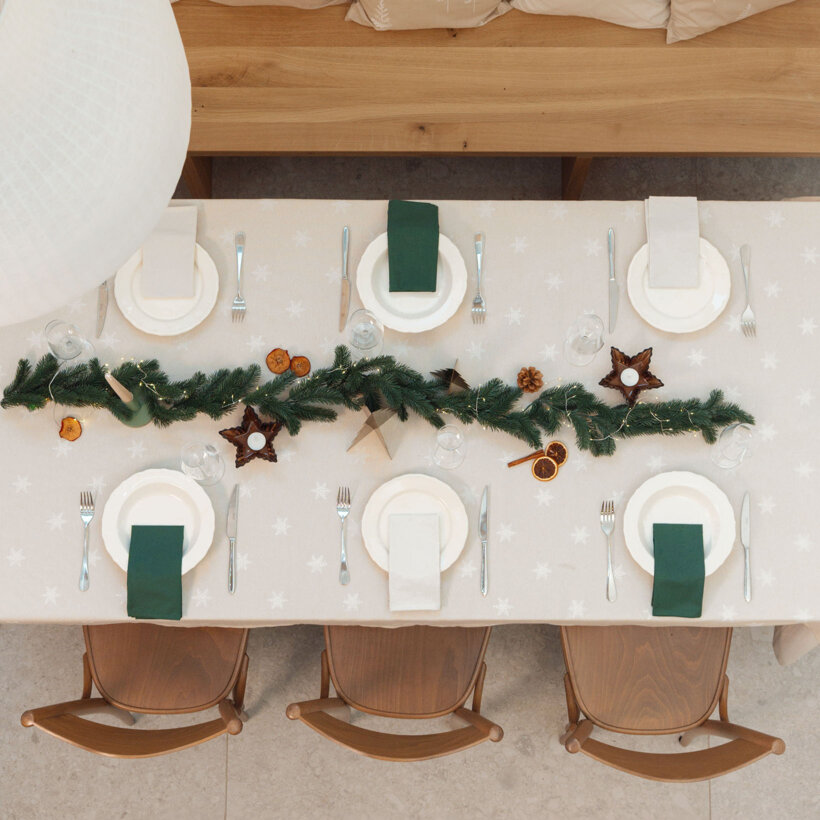 Weihnachtliche eckige Tischdecke Natura - Schneeflocken auf natürlichem