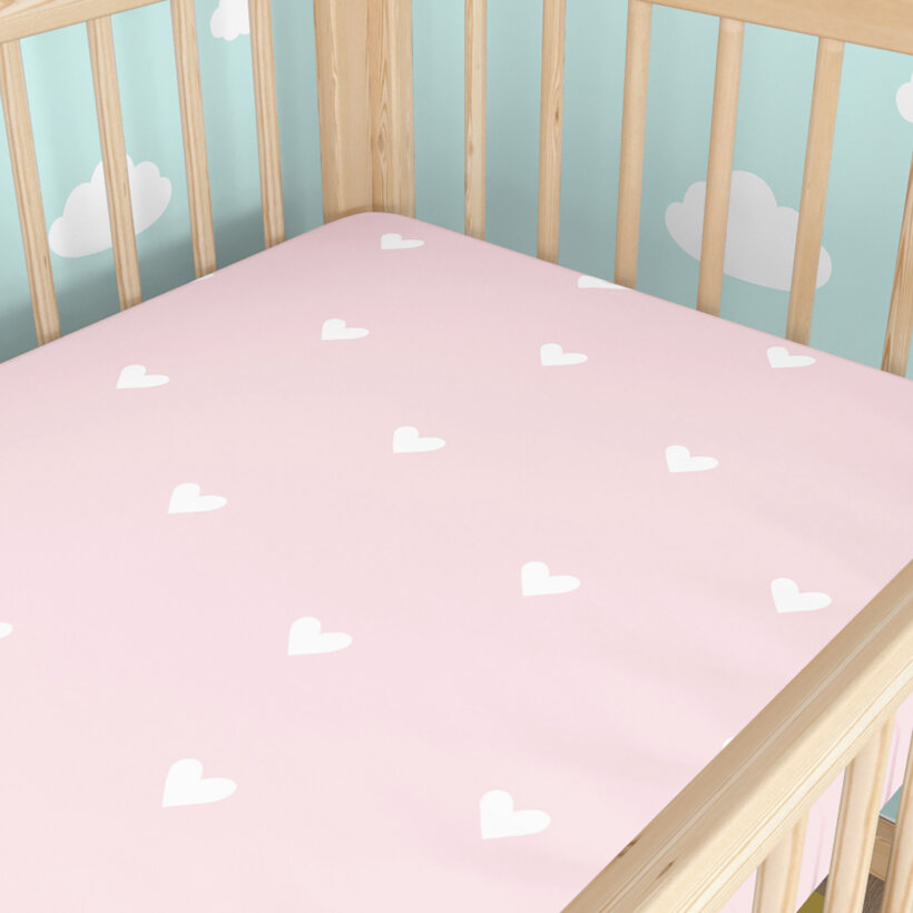 Spannbetttuch aus Baumwolle für Babybetten - Herzchen auf Puderrosa