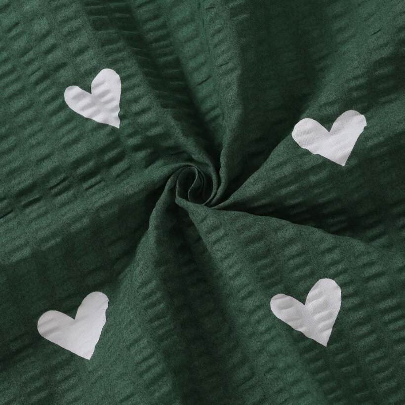 Weihnachtlicher Seersucker - Herzchen auf Dunkelgrün
