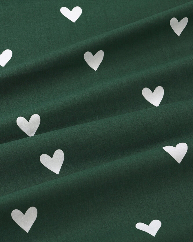 Weihnachtlicher Baumwollstoff - Herzchen auf Dunkelgrün